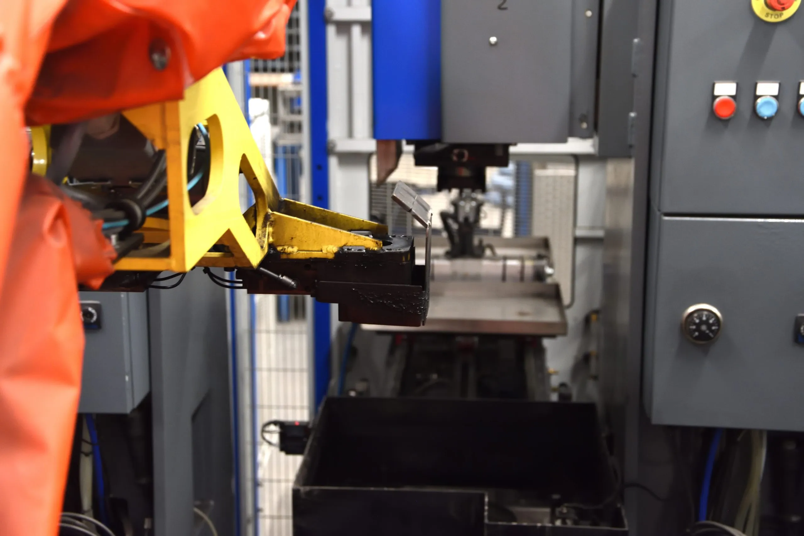 Robot con una matrice davanti a una macchina EDM dell’isola